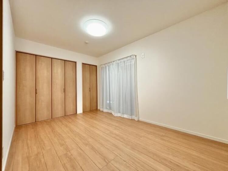 内装 充分な収納スペースを確保。居室内に余計な家具を置く必要がないので、シンプルですっきりとした暮らしが実現しています。空間にゆとりがあると、気持ちにもゆとりが生まれそうです。