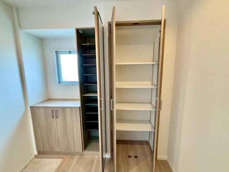 収納 清潔感のある空間を保てるよう、収納スペースを広く設けており、たくさんある靴も収納できますし、玄関をスッキリ綺麗な空間に纏めます。