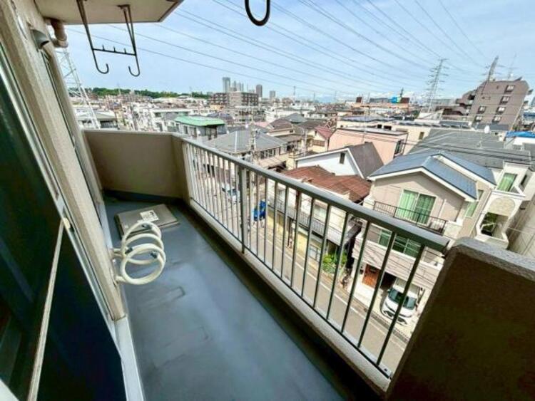 バルコニー 風の通り道。舞い込んでくる風が優しく躍り、室内に爽やかな空気を運んでくる。そこに季節の息吹を感じて、いまがどんな季節なのかを実感する。