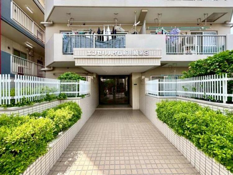 その他 外と内をつなぐエントランスは、まさに顔となる場所。シンプルながらも格調高い雰囲気を漂わせて上質な空間を作り出します。満ち足りたプライベートシーンへと誘う気品がありますね。