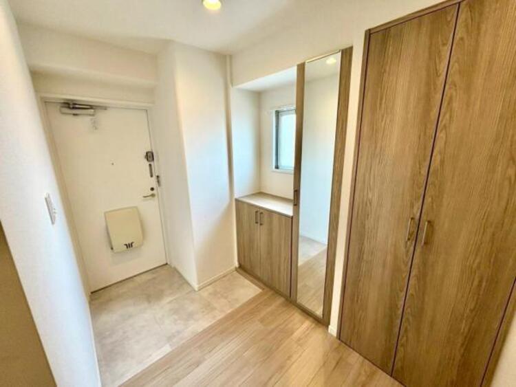 その他 上質感漂う玄関と廊下。居住者の帰り、訪れる方を優しく迎える・安らぎに満ちた生活空間を予感させる。健やかな暮らしを楽しめそう 。