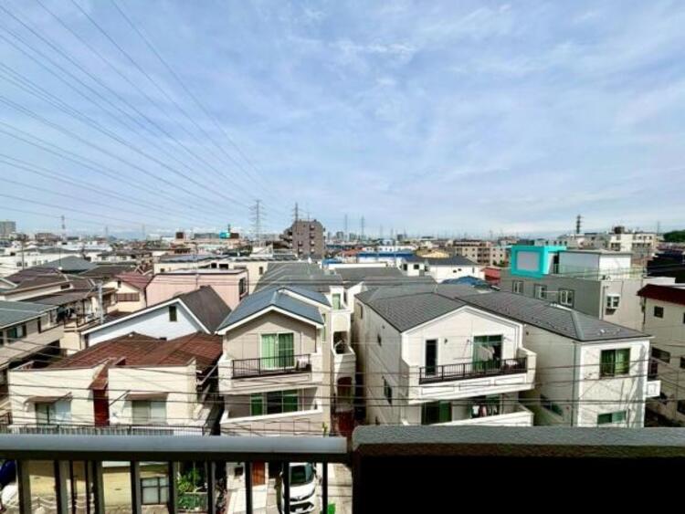 その他 青いキャンパスに描かれた未来。この街に移り住み、この街で過ごす私たちの未来は、きっとこの雲のようにいろいろな形の幸せへと変わり、溢れるほど運んで来てくれることでしょう。