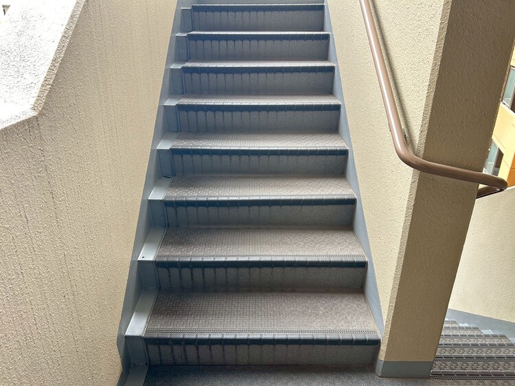 その他 共用部の階段です。明るく清潔に管理されています。