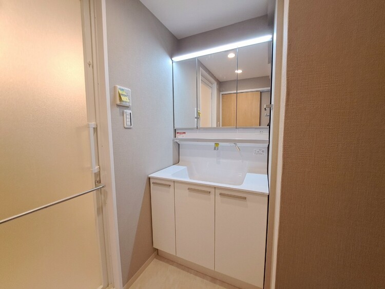 その他 清潔感を感じられる洗面化粧台。