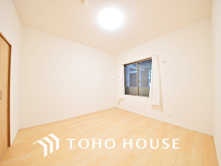 内装 採光もある洋室は、くつろぎのひと時を過ごすのにぴったり