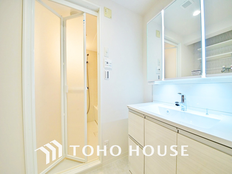 洗面 白を基調とした清潔感のある洗面室で朝の身支度も快適に