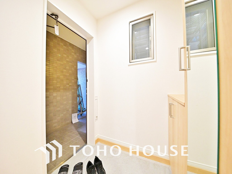 玄関 落ち着いた雰囲気の玄関、家族の帰りを暖かく迎えてくれます