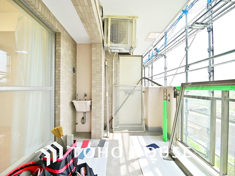 バルコニー 日当たりの良いバルコニーで晴れの日の洗濯物も楽しみになりますね