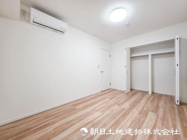 内装 【洋室】爽やかな空間演出とセンス良く纏められた室内は寛ぎ空間でなければなりません。妥協せずにまとめ上げました。