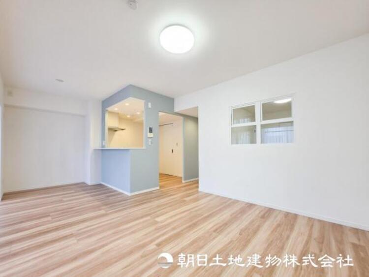 居間 【リビング】大切なご家族、招いた友人と過ごすひと時を溢れる光が優しく包み込む空間。充実した住空間は心を豊かにします。