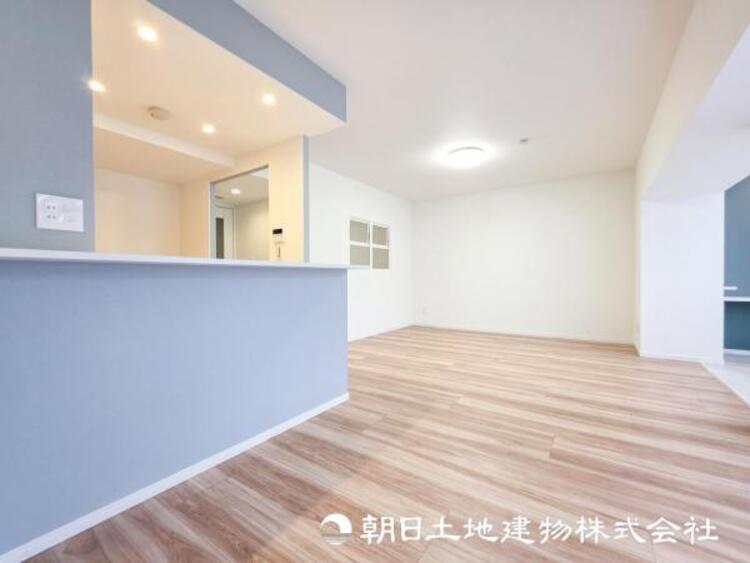 居間 【リビング】リビングにはみんなが集い食事や楽しい会話でついつい時を忘れてしまう。そんな束の間の幸せを感じさせてくれる場所。