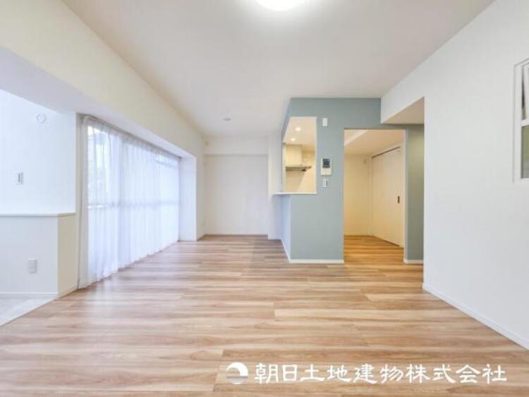 居間 【リビング】開放的で明るい空間が広がるLDK。リビングには潤沢な太陽が降り注ぎ、爽やかな住空間を演出できます。