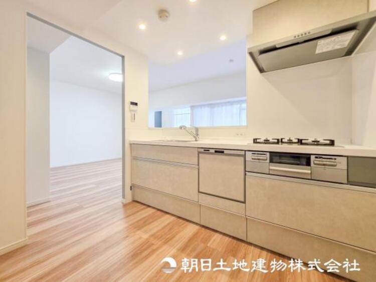 キッチン 【キッチン】シンプルでスタイリッシュなカウンターキッチンです。小さなお子様を安心して遊ばせながら家事ができます。