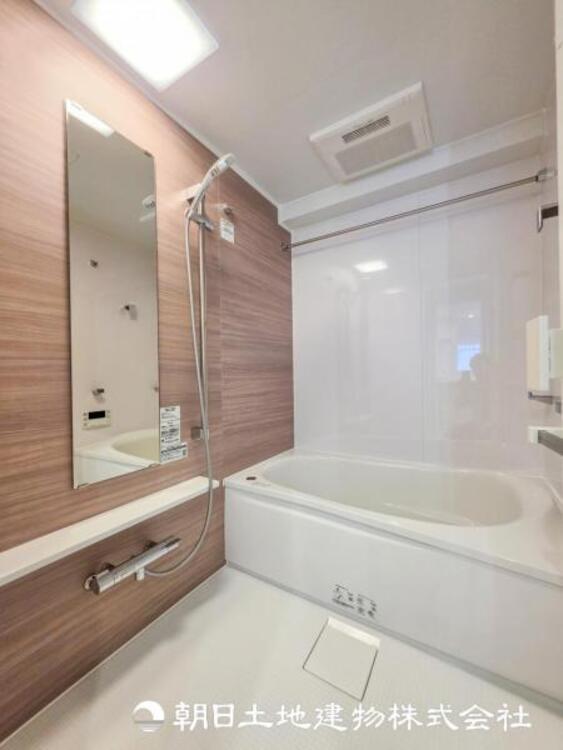 風呂 【浴室】快適な使い心地とゆとりある空間が1日の疲れを解きほぐすバスルーム。空間も浴槽もゆったりのびのび使えます。