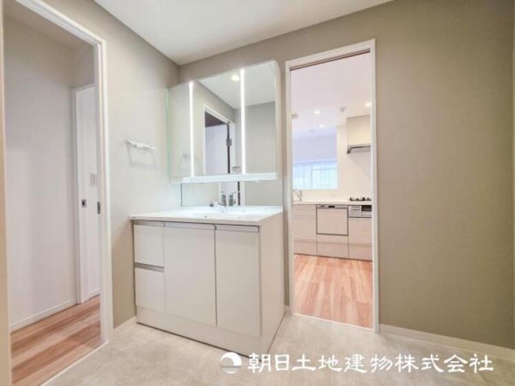 洗面 【洗面化粧台】落ち着いた清潔感のある空間は、身だしなみチェックや肌のお手入れに最適です。収納も十分でゆとりを持たせます。