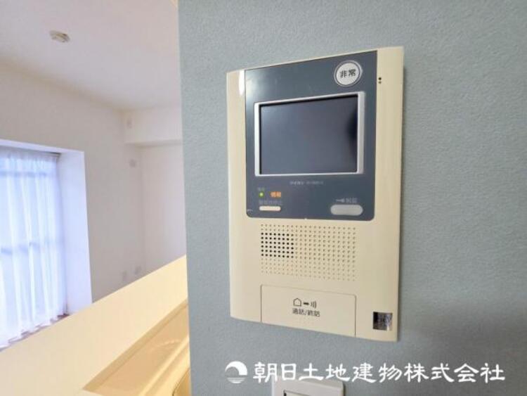 設備 【モニター付インターホン】お子様のお留守番にも安心なＴＶモニタ付インタホン。来客者を確認できる上に留守中の録画もできます。