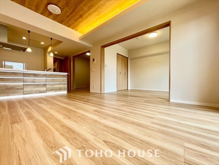 内装 【LIVING】◆扉を◆開くとこの景色。家族の”おかえり”の声が聞こえてきそう。