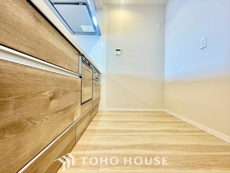 キッチン 【KITCHEN】◆開放的◆後片付けが楽なシステムキッチン。収納スペースの充実！