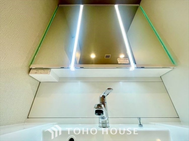 洗面 【WASHROOM】◆快適◆煌びやかな暮らしの中にも忘れたくない快適さ。大きな収納が助けてくれます。