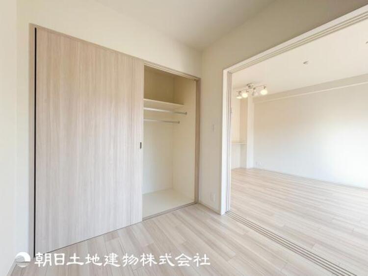 内装 【和室】リビングと洋室の間には段差を設けずフラットな仕様にしました。扉を閉めることで独立、開放と切り替えが可能です。