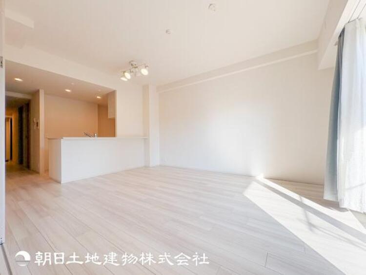 居間 【リビング】開放的で明るい空間が広がるLDK。リビングには潤沢な太陽が降り注ぎ、爽やかな住空間を演出できます