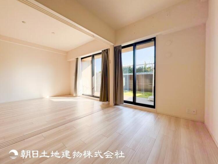 居間 【リビング】リビングにはみんなが集い食事や楽しい会話でついつい時を忘れてしまう。そんな束の間の幸せを感じさせてくれる場所