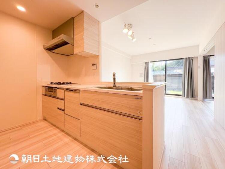 キッチン 【キッチン】シンプルでスタイリッシュなカウンターキッチンです。小さなお子様を安心して遊ばせながら家事ができます。