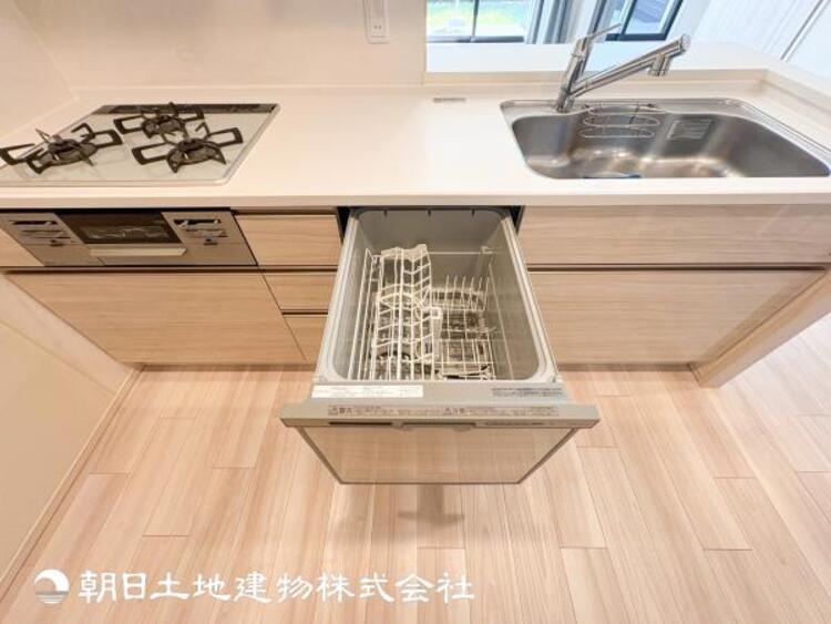 キッチン 【食器洗浄機】お食事の後片付けを食器洗浄機がサポート。食事後の家族のくつろぎタイムをゆっくりもてます。