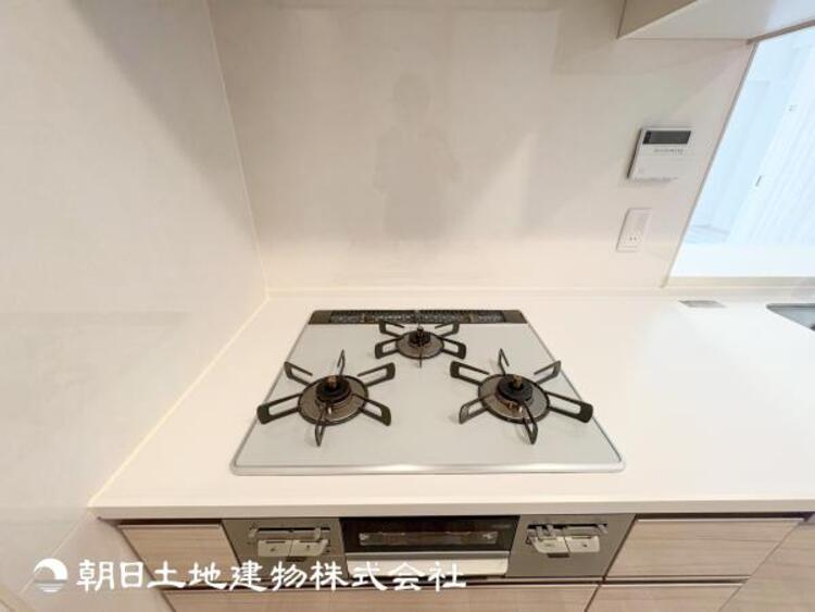 キッチン 【3口ガスコンロ】お料理に必須の３口コンロ。同時進行で自慢のお料理も効率アップ！もちろんグリルもついてます！