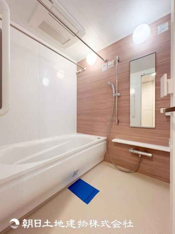 風呂 【浴室】快適な使い心地とゆとりある空間が1日の疲れを解きほぐすバスルーム。空間も浴槽もゆったりのびのび使えます