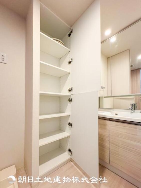 洗面 【洗面化粧台】広々とした洗面化粧台はたっぷり収納もさるますし、朝の忙しい時間でも心に余裕とゆとりを作ってくれます。