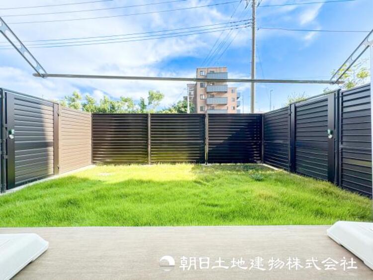 バルコニー 【お庭】年中大活躍のプライベート空間！ご家族の団らんの場として最適なスペース。お子様の水遊びも楽しめますね！