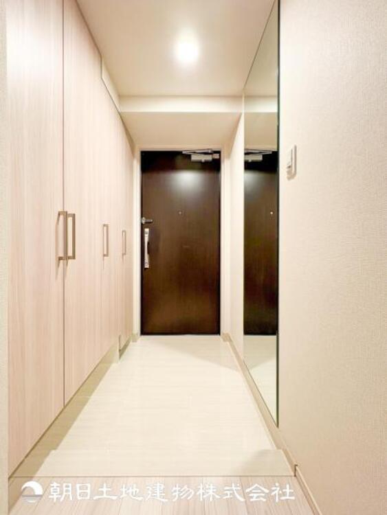 その他 【玄関】大切な家族、お客様をお迎えする玄関は住宅の入口。落ち着いた雰囲気で暖かく迎えてくれます。収納もたっぷりあります。