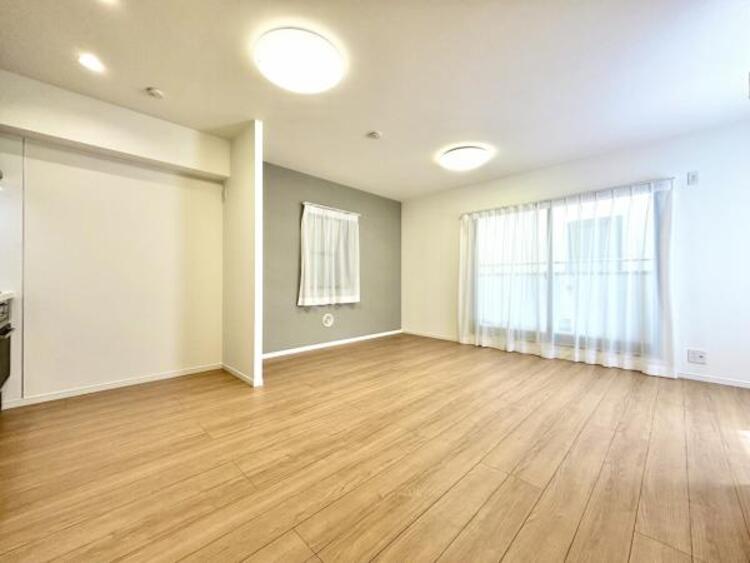 居間 お気に入りのソファで一日ゆったりとくつろぐ時間を最優先にする。寝る前のひととき、柔らかな光の下で画集を開きながら静かなときを過ごしたい。そんな自分スタイルをかなえられる空間です。