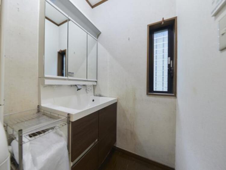 洗面 洗面室にも窓があり湿気がこもりづらいとのことです