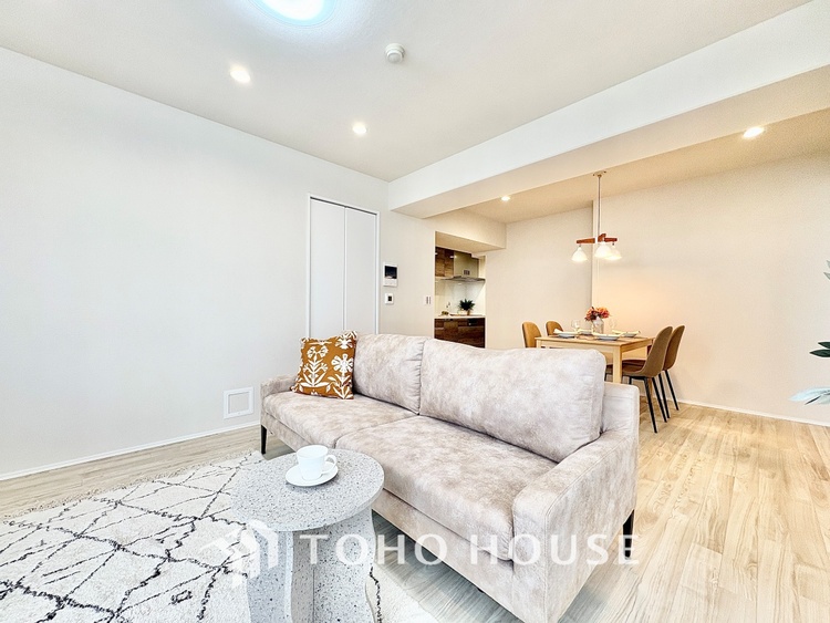 内装 【Cool wind】◆窓を開けると◆冷涼な風、そよぐリビング。だんらんの場所はここから始まり、ここで終わる。家族の笑顔が集う素敵な場所だから、こだわり抜いた思いが詰まっているのだと思う。