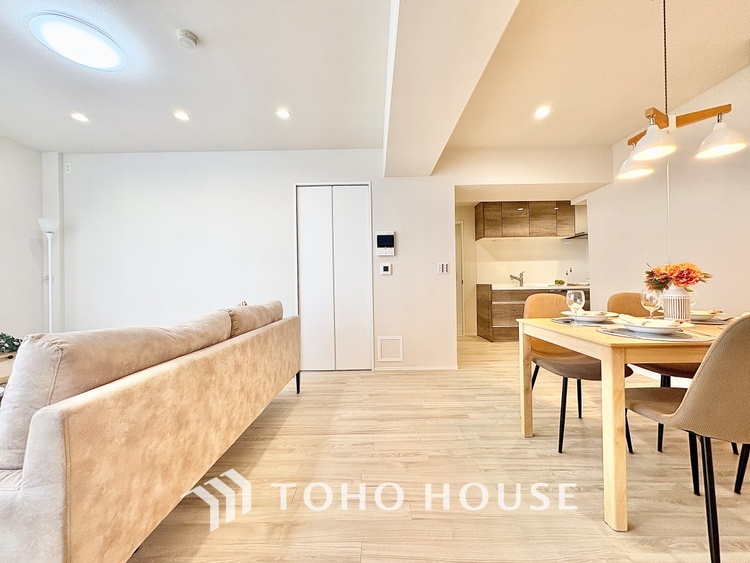 内装 ◆サンサンと◆差し込む太陽の光がこのリビングに笑いをもたらす。