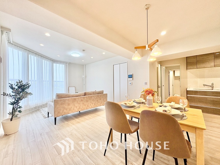 内装 ◆サンサンと◆差し込む太陽の光がこのリビングに笑いをもたらす。