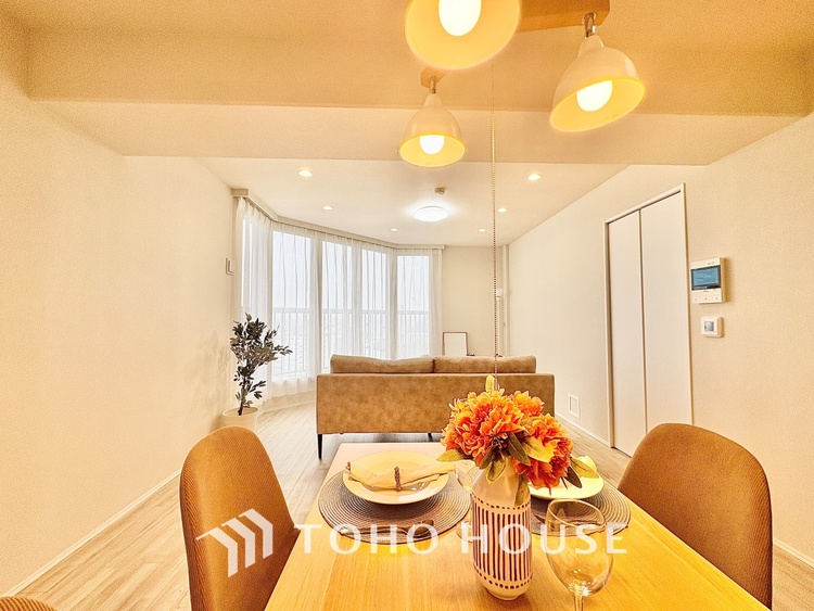 内装 ◆サンサンと◆差し込む太陽の光がこのリビングに笑いをもたらす。