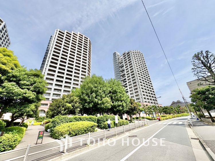 外観 【Entrance of your life】明るい玄関が家族を迎え入れる。今日はどんな一日が待っているんだろう。皆どんな一日を終えて帰ってくるんだろう。