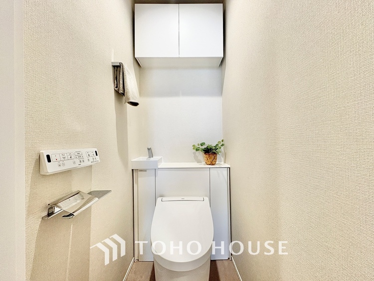 トイレ 【Entrance of your life】明るい玄関が家族を迎え入れる。今日はどんな一日が待っているんだろう。皆どんな一日を終えて帰ってくるんだろう。