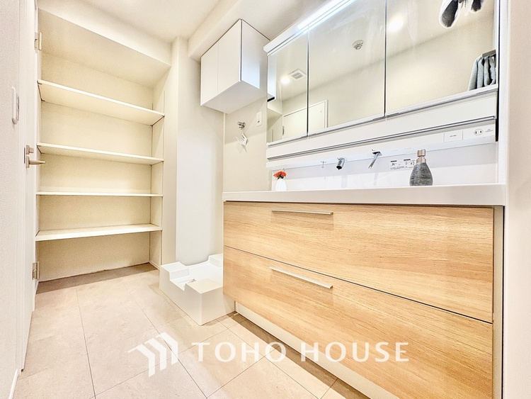 洗面 【Powderroom】広く使い勝手のよい空間と設備で演出。シンプルな使いやすさだけでなくたっぷりの収納力も実現。