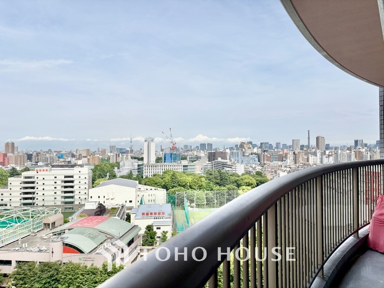 バルコニー 【the view of the sunlight】日差しと景色を取り入れつつ、プライベートな空間を演出するバルコニー