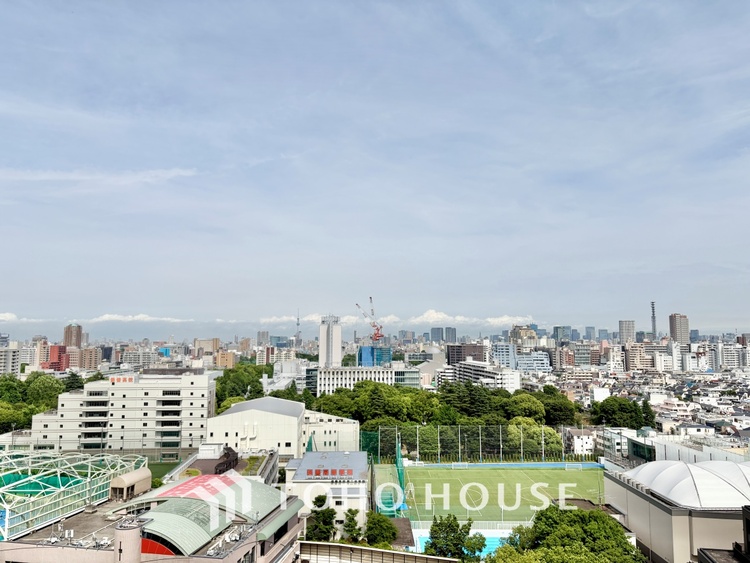 バルコニー 【the view of the sunlight】日差しと景色を取り入れつつ、プライベートな空間を演出するバルコニー