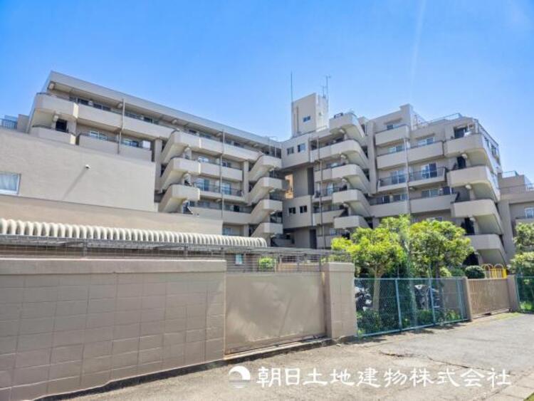 外観 【外観・立地】家族の色を映し出す洗練された邸宅は、ずっと輝き続けながらいつしか街の風景に溶け込み人と共に歩んいきます。