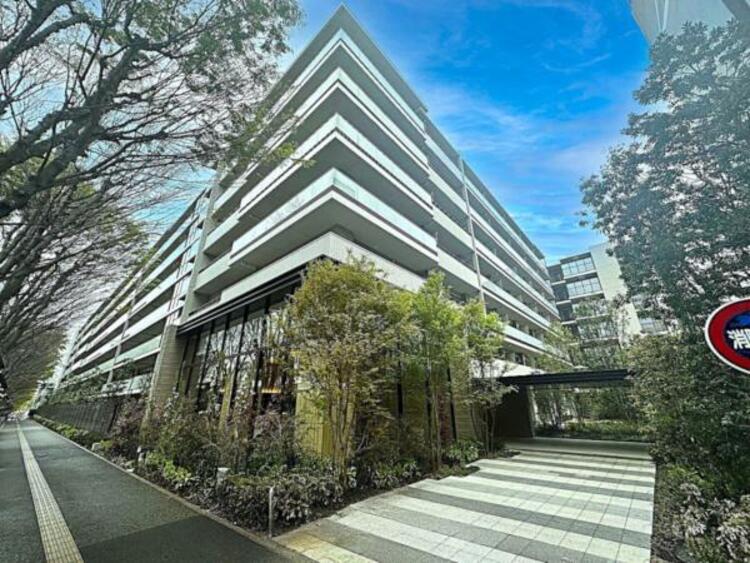 外観 2025年2月築・緑と調和する大規模マンション！東西線直通のアクセスと、穏やかで利便性の高い住環境を享受する贅沢な立地です