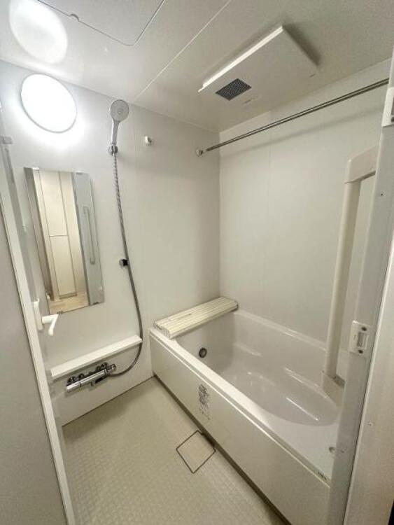 風呂 浴室乾燥機付きのバスルーム。足を伸ばしてリラックスができる安らぎの空間です 