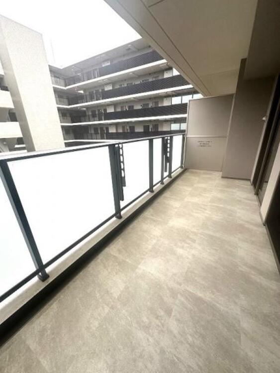 バルコニー 緑の映えるシックなバルコニーは、目地がなくお手入れが快適です