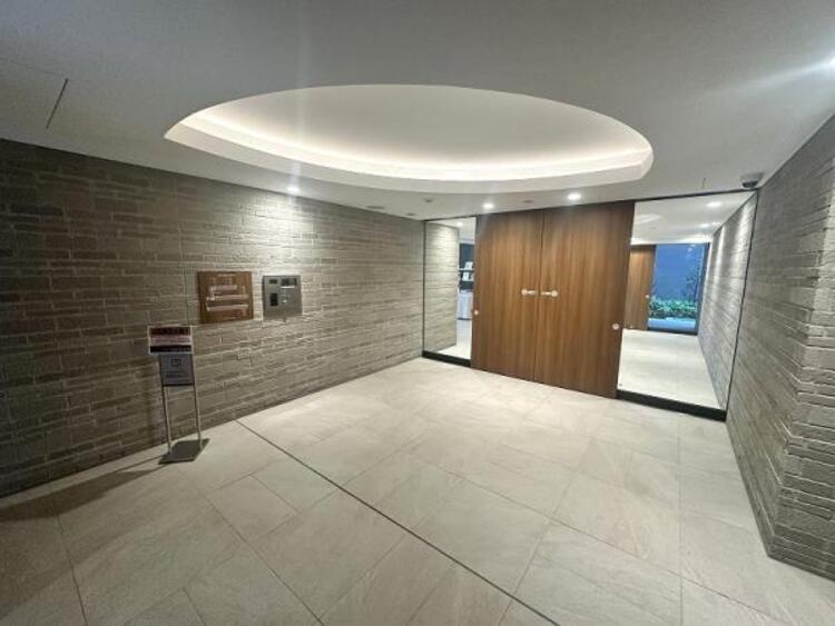 エントランス 高級感溢れるシックなエントランスがお出迎え致します