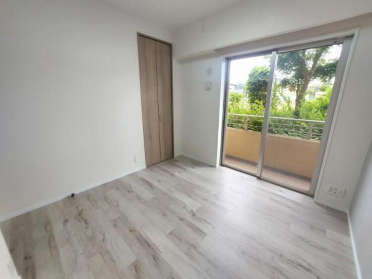 内装 ６帖の洋室はお子様のお部屋に使いやすい広さ。収納もありお部屋が片付きます